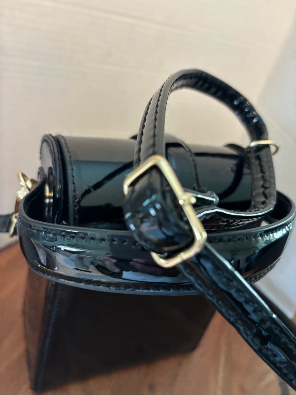 1950’s Style Black box purse with Gold Hardware - Picture 7 of 8